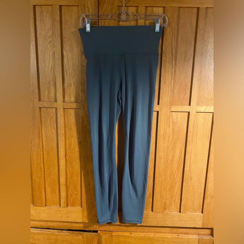 Vuori Women's Grey/Blue Ribbed Studio Leggings